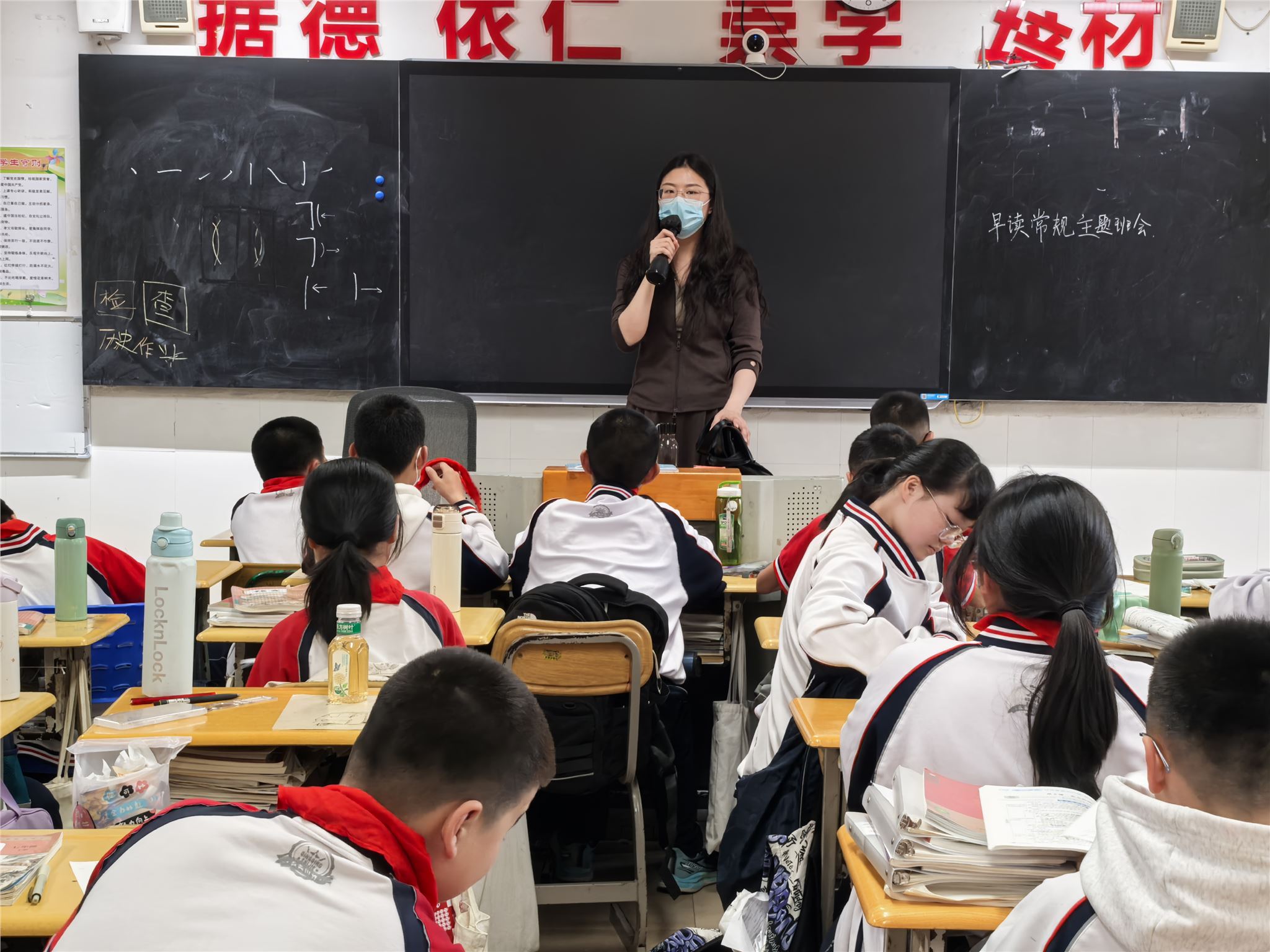 18号-陈梦如-班会课照片【11-20班】-2.jpg