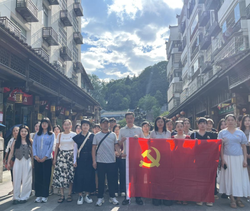 丹霞映照教育心 山水滋养师者情801.png